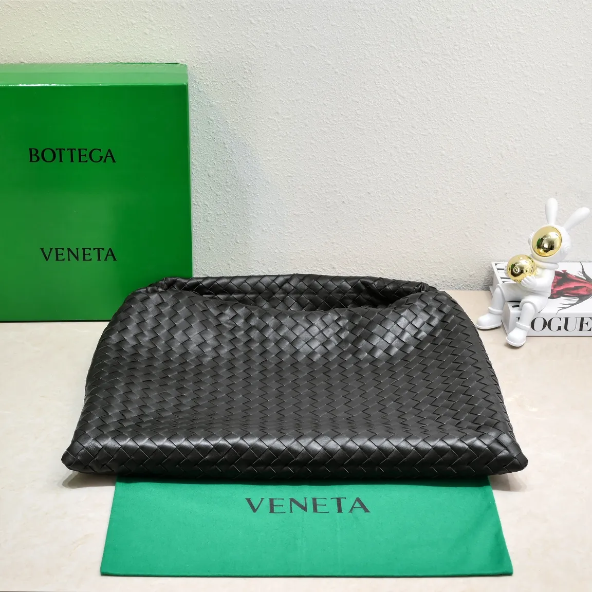 Batch 2160 #Bv New large HOP bag, the bag body and handles are made of a whole piece of woven leather. The bag body is soft and lazy. Hop symbolizes the praise of innovation and eternal craftsmanship [love]. The pyramid silhouette combines practicality and fashion. Modern and casual, the bag mouth is double-sided closed design, more convenient and safe! The cowhide texture also makes the bag more wear-resistant and durable. A must-have for fashionable ladies who like minimalism yet comfortable and casual! Size: 54x24x13, Model: 3970#